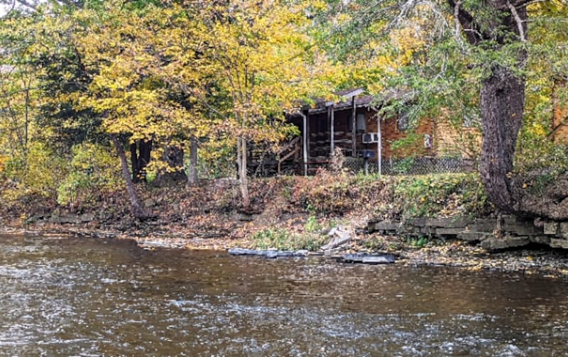 Deluxe Riverfront 6 Person Cabin-2